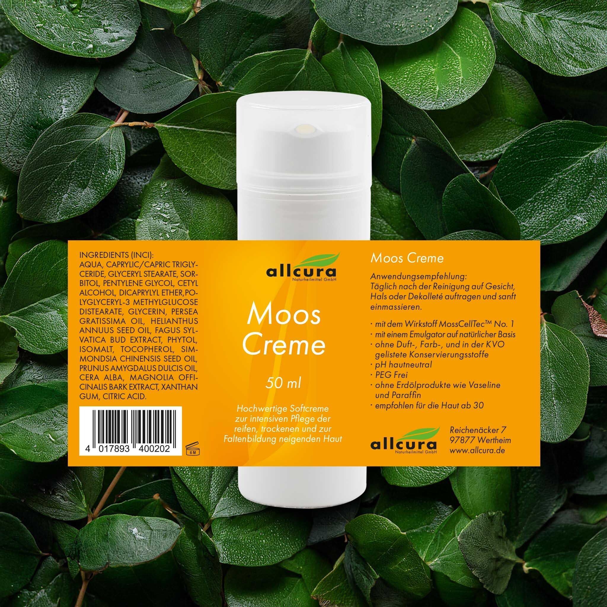 Weiße Pumpflasche mit orangefarbenem Etikett. Aufschrift: allcura Moos Creme, 50 ml. Umgeben von Blättern.