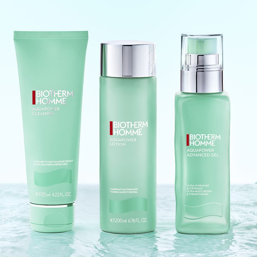 Drei BIOTHERM HOMME Produkte. Links: Aquapower Cleanser. Mitte: Aquapower Lotion. Rechts: Aquapower Advanced Gel. Türkisgrüne Farbe.