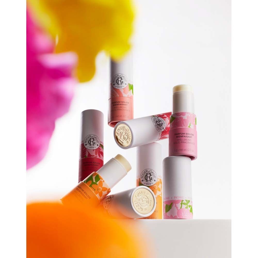 Mehrere Parfumsticks. Weißer Deckel, rosafarbener Boden. Aufschrift: ROGER & GALLET PARIS. PARFUM SOLIDE BIENFAISANT WELLBEING SOLID FRAGRANCE.