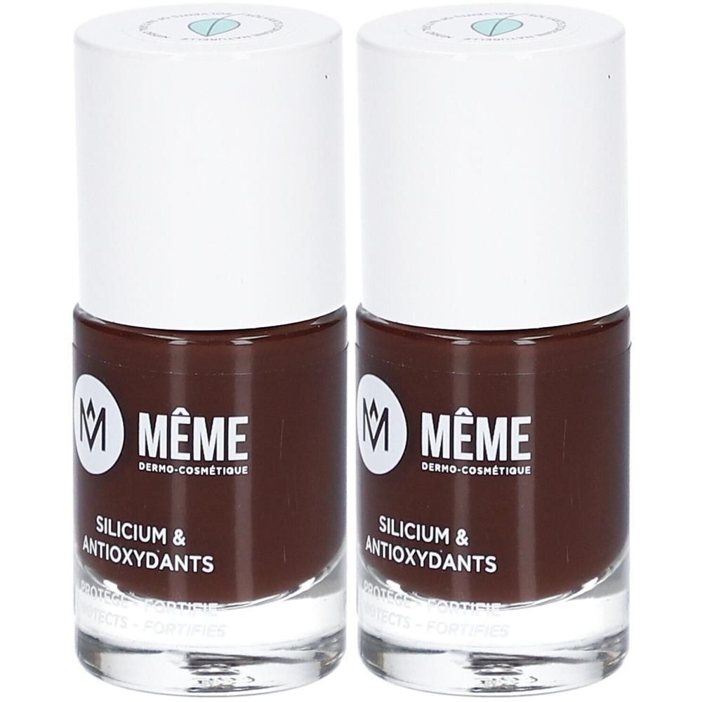 Zwei Flaschen brauner Nagellack mit weißem Deckel. Marke MÊME, mit "Silicium & Antioxidants" beschriftet.