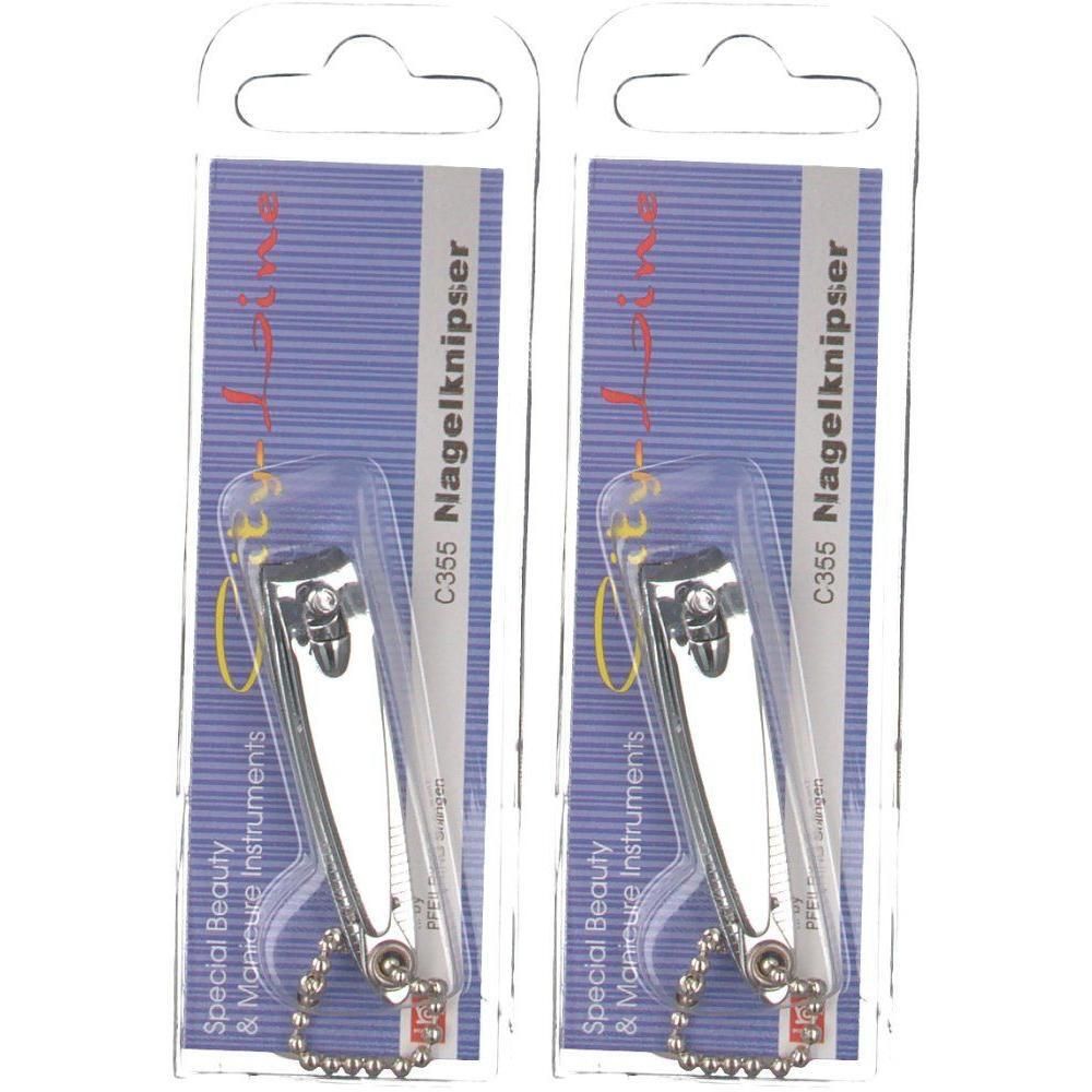 Zwei Nagelknipser C355 in Blisterverpackung. Metallfarben, mit Kette. Aufschrift: C355 Nagelknipser, Special Beauty & Manicure Instruments.