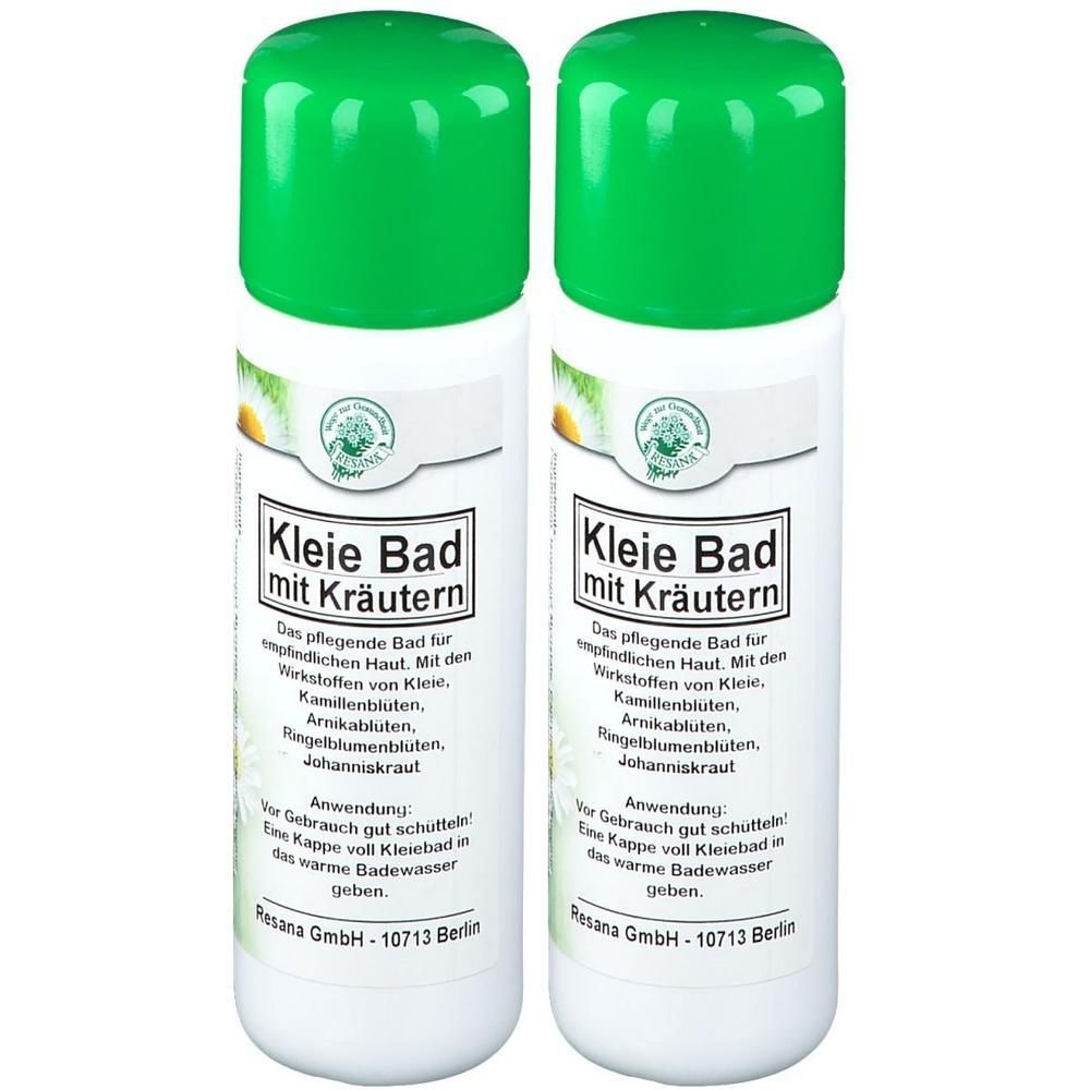 Zwei weiße Flaschen mit grünen Deckeln. Aufschrift: Kleie Bad mit Kräutern. Enthält Kamillenblüten, Arnika, Ringelblumen, Johanniskraut.