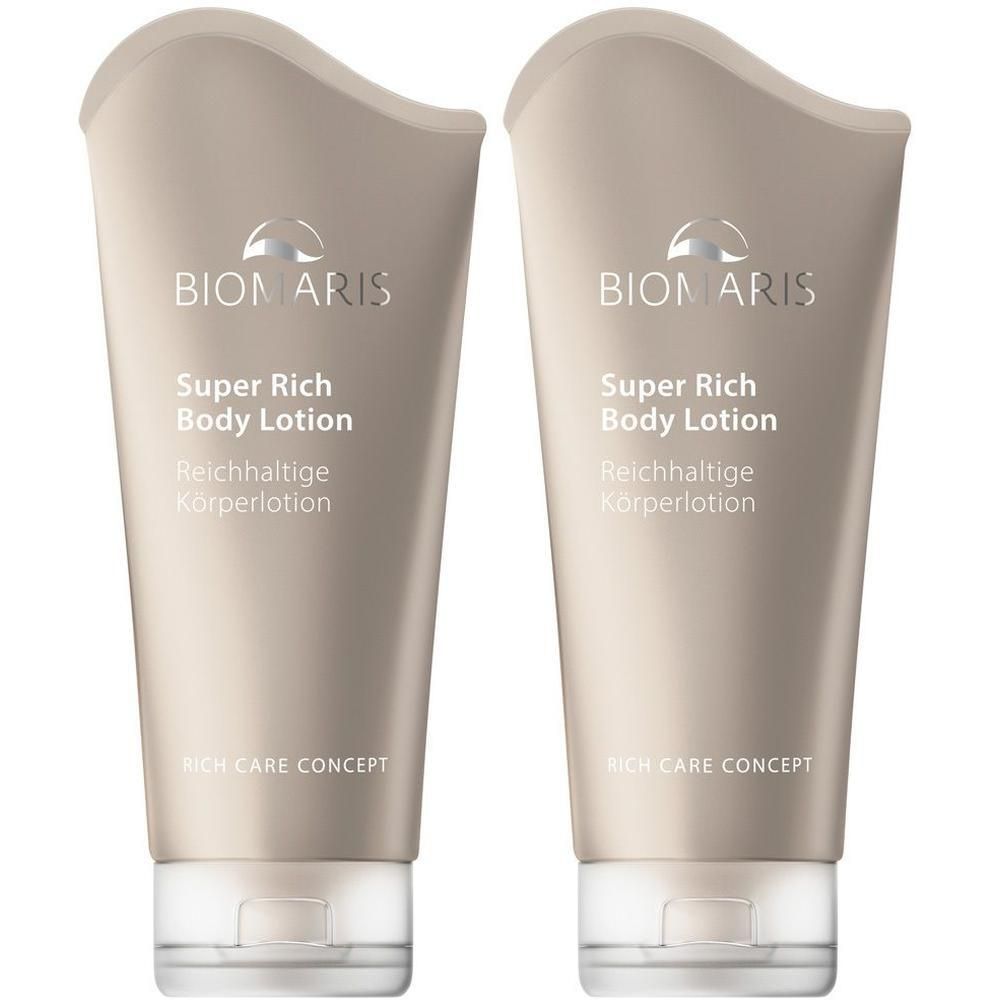 Zwei Tuben BIOMARIS Super Rich Body Lotion. Beigefarbene Verpackung mit weißer Schrift. Sichtbar: Markenname, Produktname und Text.