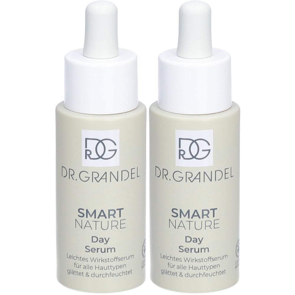 Zwei Flaschen Serum. Aufschrift: DR. GRANDEL, SMART NATURE Day Serum. Leichtes Wirkstoffserum für alle Hauttypen. Flaschen mit weißem Deckel.