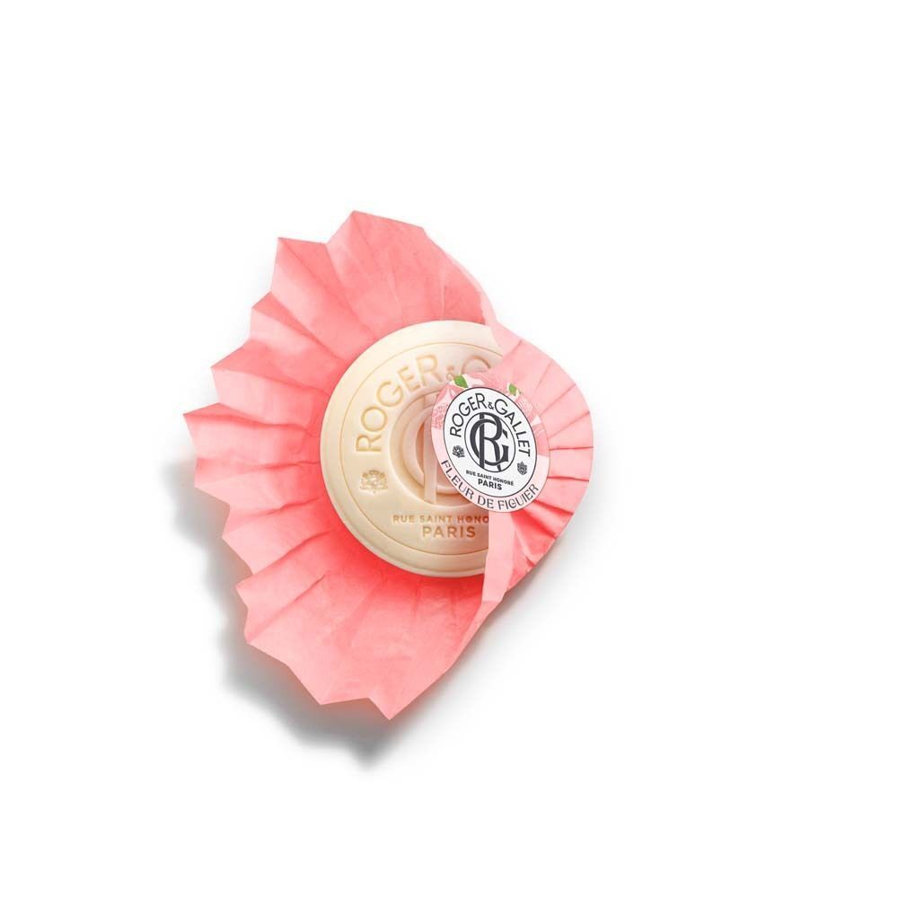 Runde Seife, teilweise ausgepackt, rosa Papier. Auf der Seife: ROGER & GALLET, Fleur de Figuier. Text in französischer Sprache.