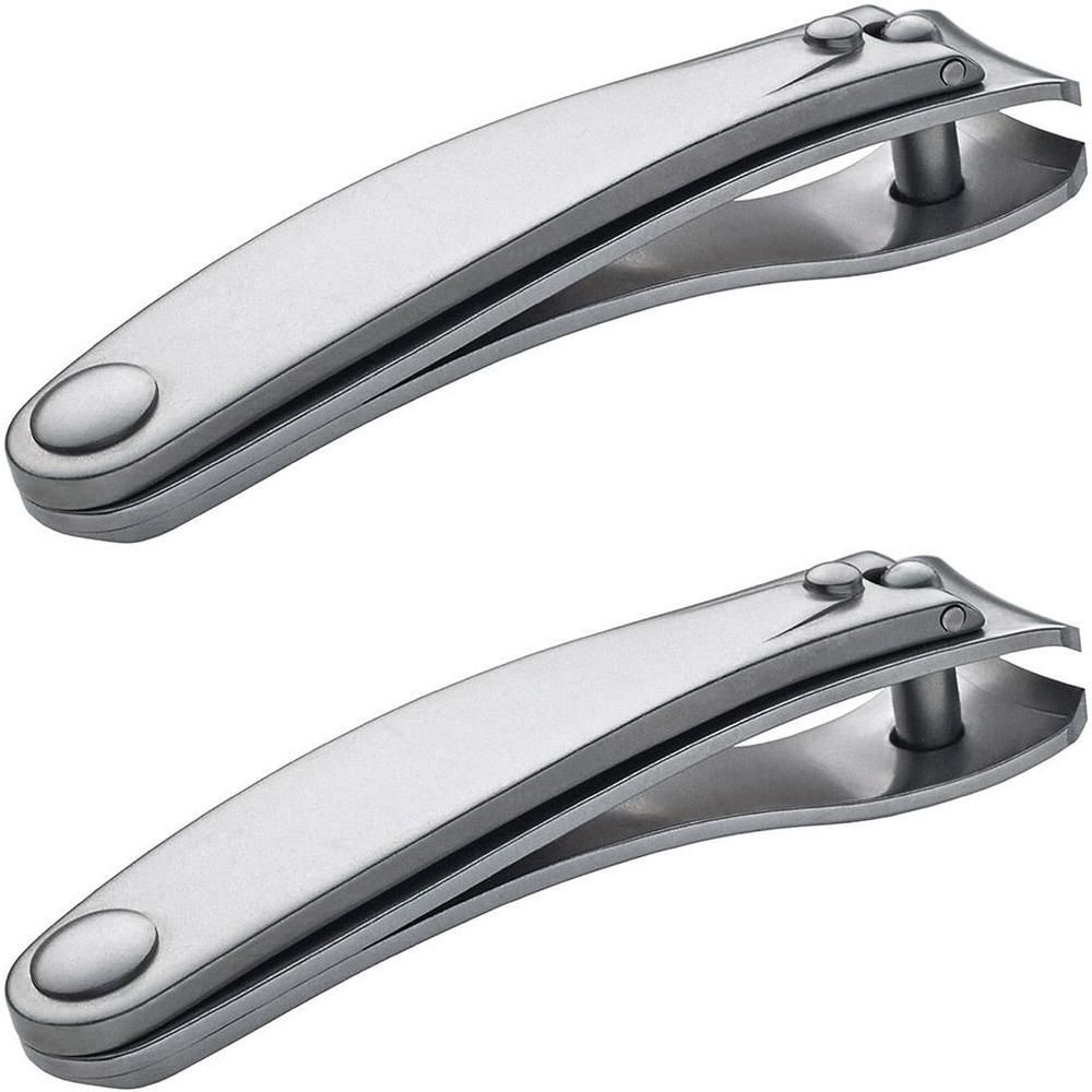 Zwei Nagelknipser aus Edelstahl. Gebogene Form mit abgerundeten Griffenden und Schneidebereich. Metallisch glänzend.