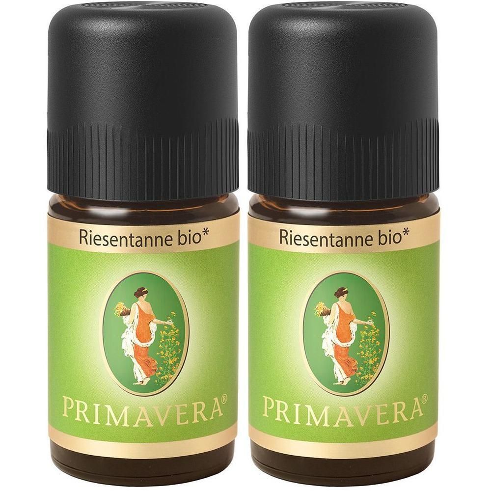 Zwei braune Glasflaschen mit schwarzen Deckeln. Auf den Etiketten steht "Riesentanne bio" und "PRIMAVERA". Ein grünes Etikett mit einer Frau.