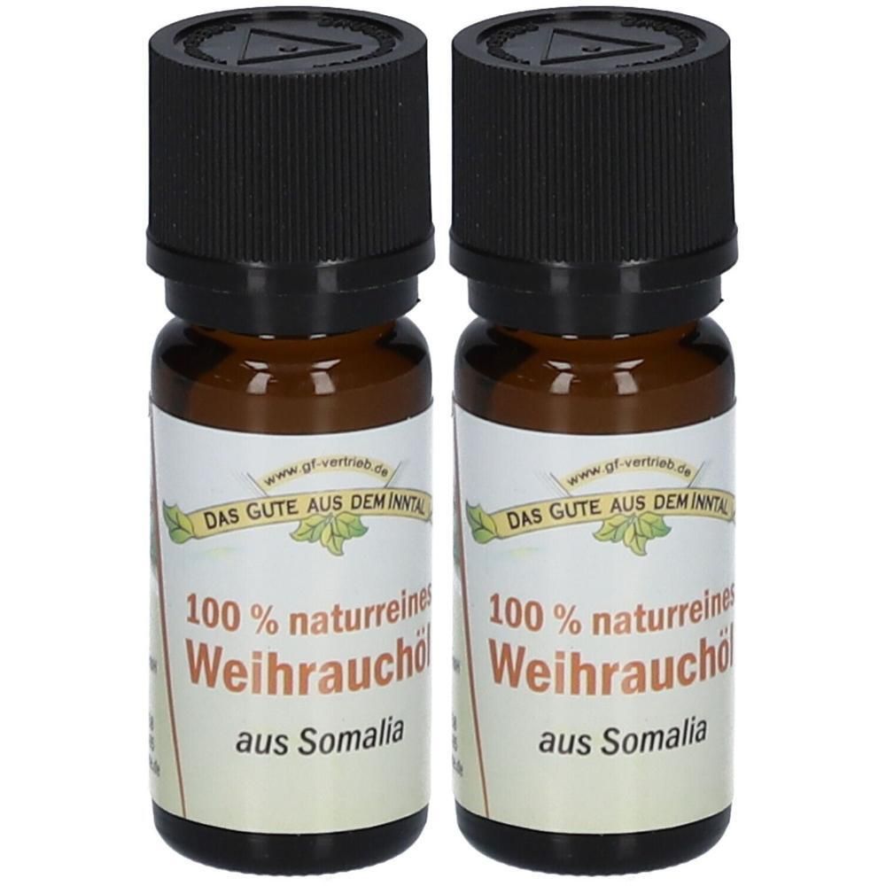 Zwei braune Glasflaschen mit schwarzem Deckel. Auf den Etiketten steht "100% naturreines Weihrauchöl aus Somalia".