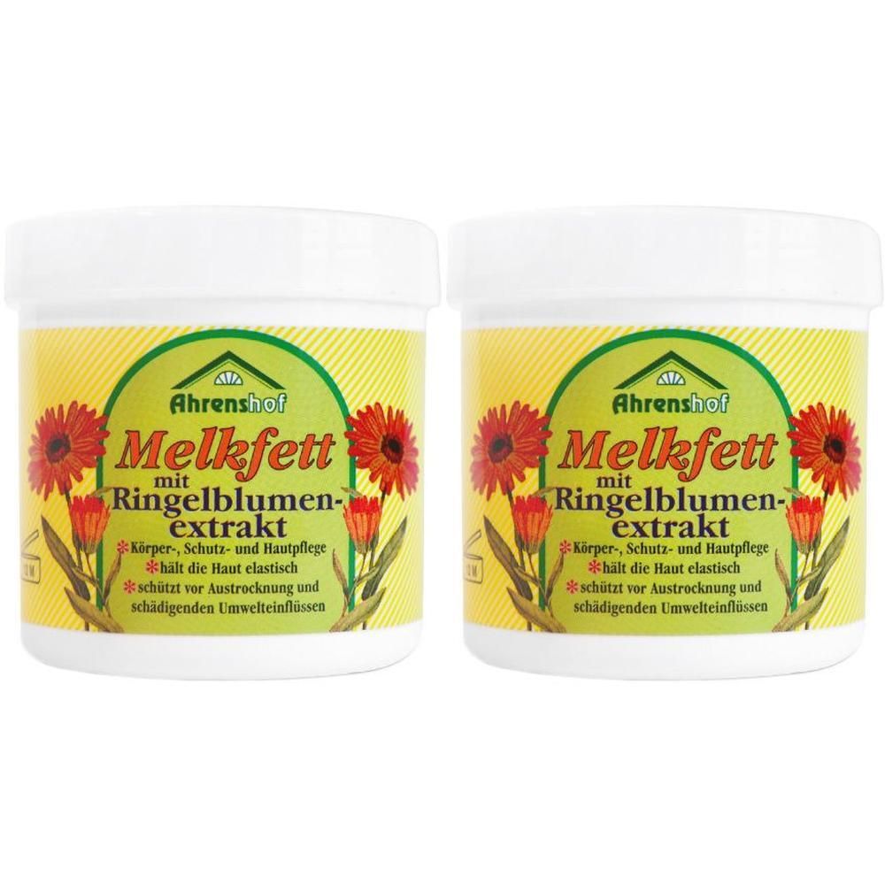 Zwei weiße Tiegel mit gelben Etiketten. Aufschrift: Ahrenshof Melkfett mit Ringelblumenextrakt. Rote Blüten und grüne Blätter.