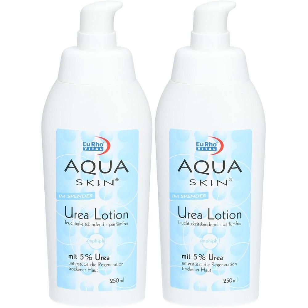 Zwei weiße Flaschen mit Pumpaufsatz. Aufschrift AQUA SKIN Urea Lotion, mit 5% Urea. 250ml.