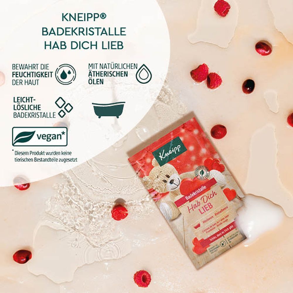 Kneipp® Badekristalle-Beutel neben Himbeeren und Wasser. Text: Bewahrt die Feuchtigkeit, mit natürlichen ätherischen Ölen, vegan.