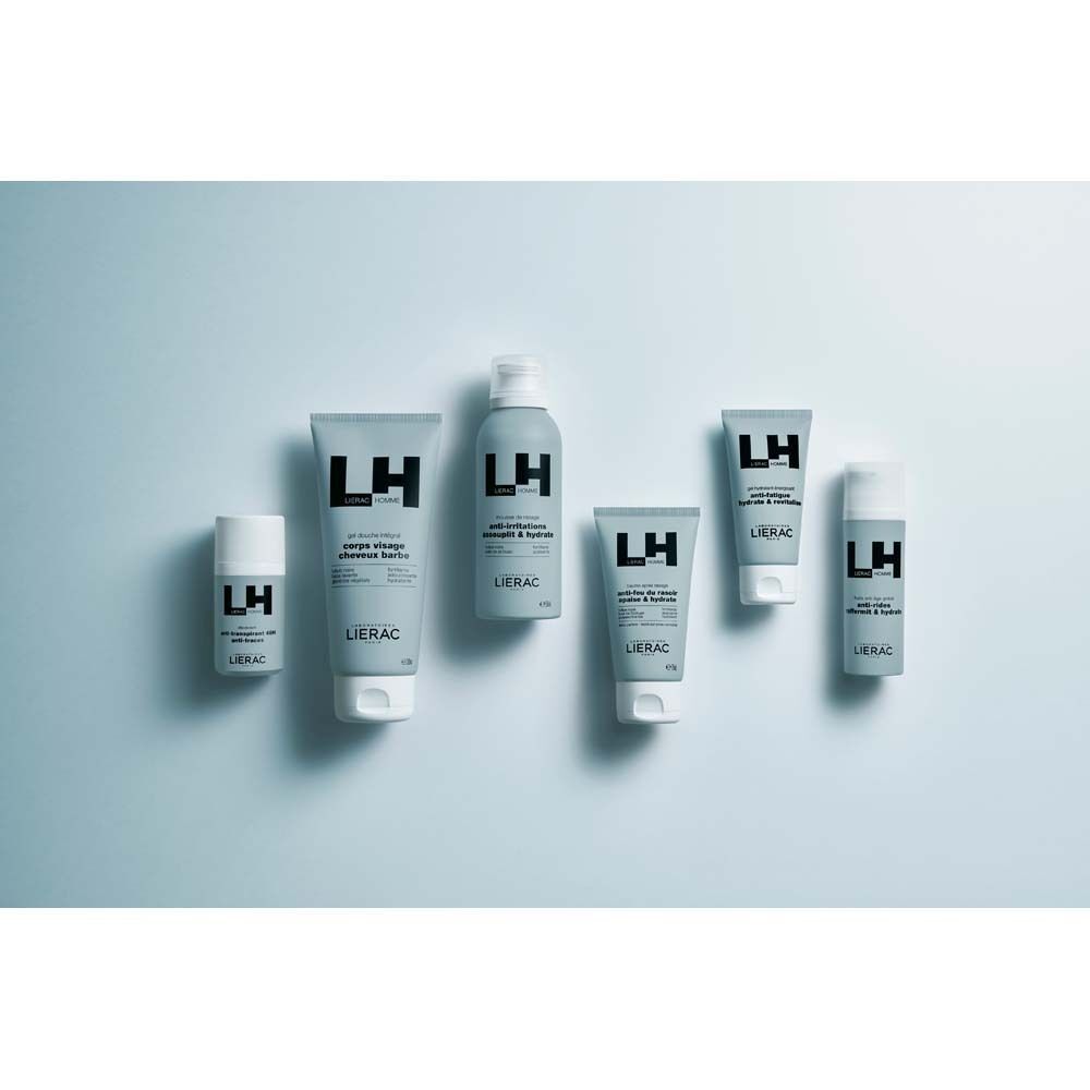 Verschiedene LIERAC Homme Produkte. Graue Verpackungen mit weißem Verschluss. Schwarzer Schriftzug LH und Produktbezeichnung.