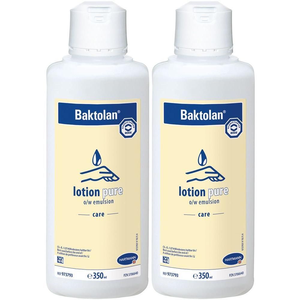 Zwei weiße Flaschen mit Klappdeckel. Auf den Etiketten steht "Baktolan lotion pure". Darunter ein Tropfen über einer Hand. Mit dem Logo von Hartmann.