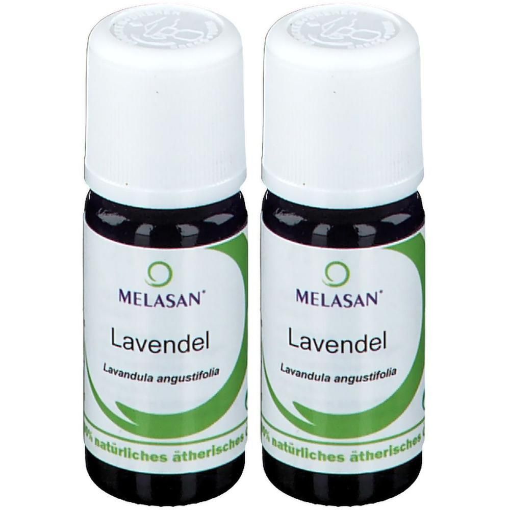 Zwei Flaschen MELASAN Lavendel. Weiße Deckel, grüne Etiketten mit Produktnamen und Logo. Dunkle Flüssigkeit sichtbar.
