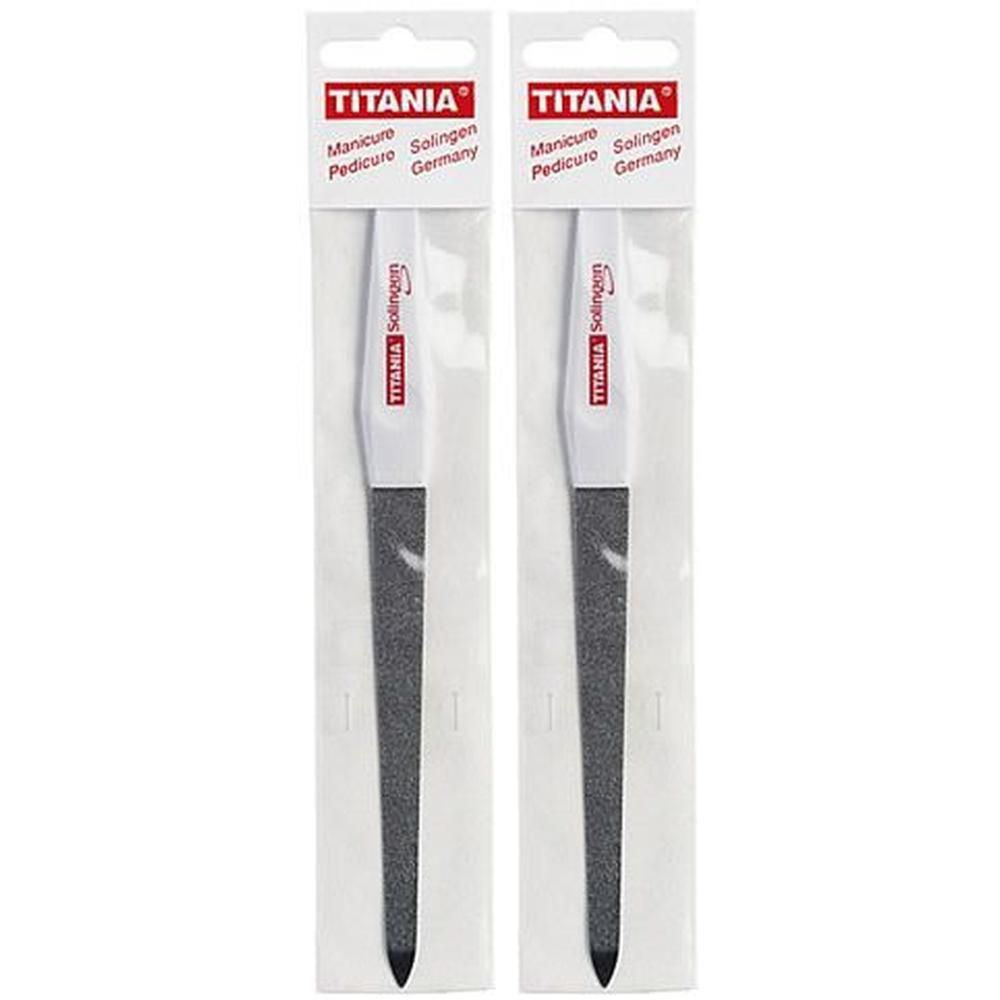 Zwei Nagelfeilen in Verpackung. Weißer Griff, graue Feilfläche. Marke TITANIA, Schriftzug: Manicure Pedicure Solingen Germany.