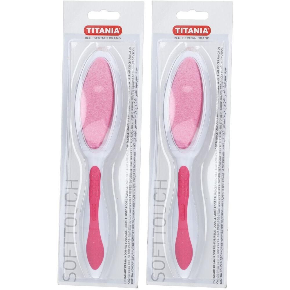 Zwei Fußraspel in Verpackung. Ovaler, pinkfarbener Reibefläche, weißer Rahmen, pinkfarbener Griff. Marke TITANIA.