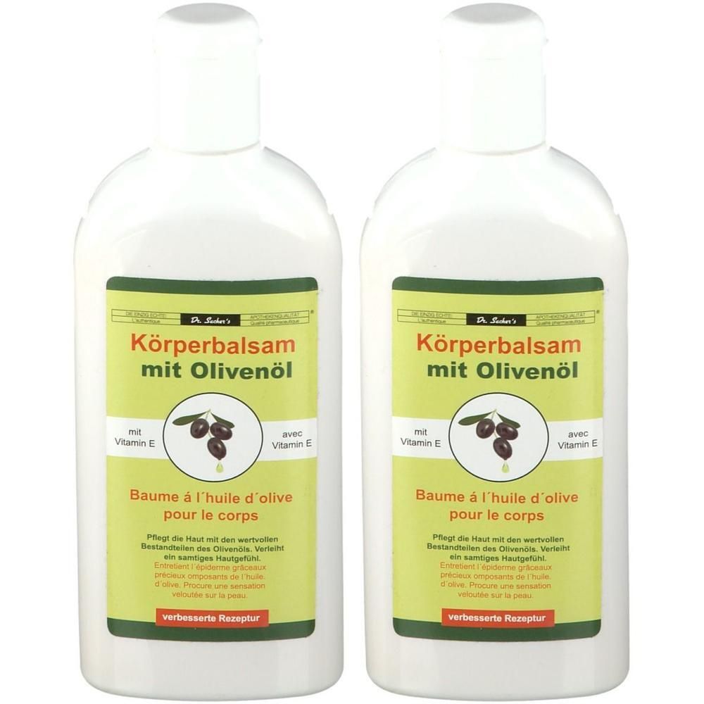 Zwei weiße Flaschen mit grünen Etiketten. Aufschrift: Körperbalsam mit Olivenöl. Abbildung von Oliven. Mit Vitamin E.