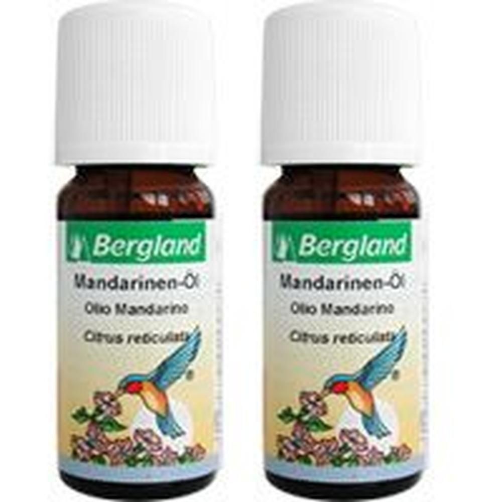 Zwei braune Glasflaschen mit weißen Deckeln. Etikett mit Schriftzug "Bergland Mandarinen-Öl" und Vogel-Illustration.