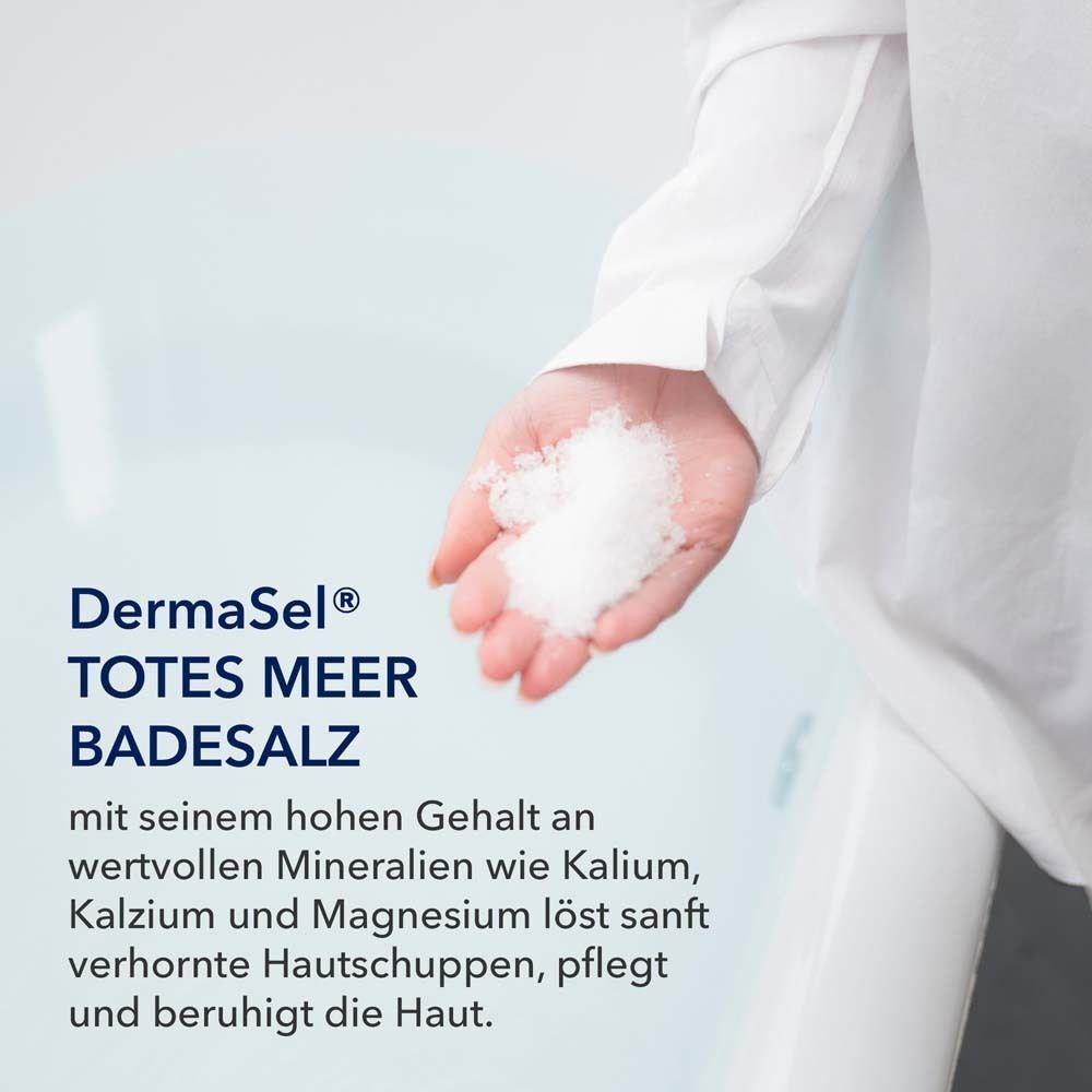 Hand mit Salz über Badewanne. Text: DERMASEL Totes Meer Badesalz. Mit Mineralien wie Kalium, Kalzium und Magnesium.