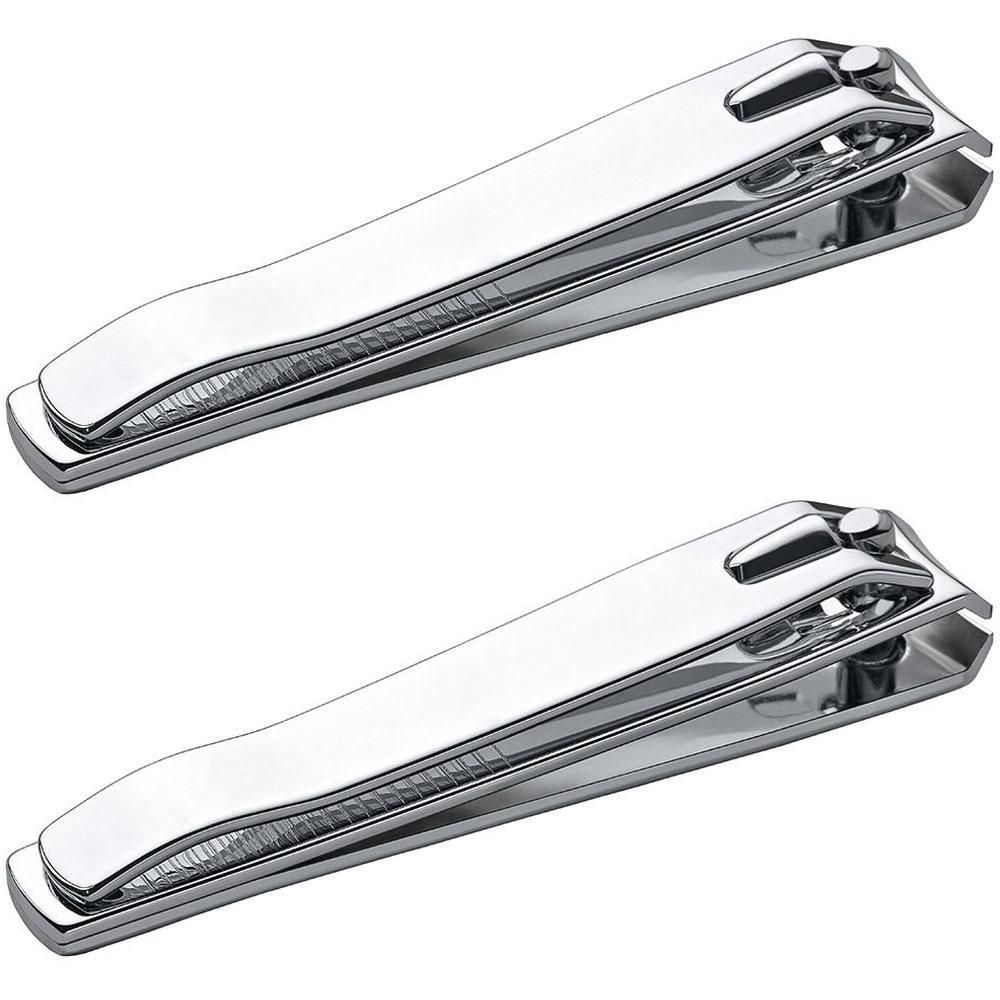 Zwei verchromte Nagelknipser. Metallfarben, längliche Form mit Hebel. Detailansicht.
