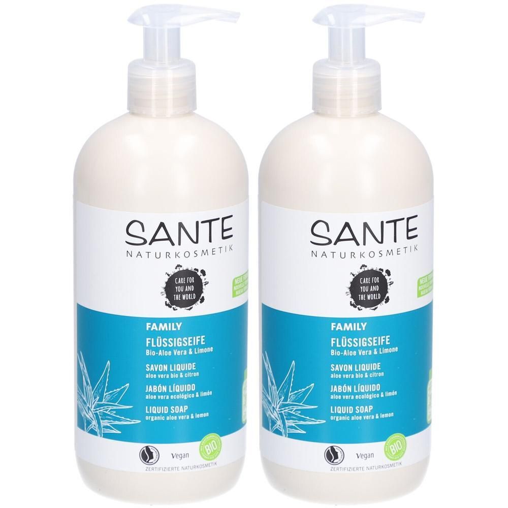 Zwei Flaschen SANTE Family Flüssigseife. Weiße Flaschen mit Pumpaufsatz. Blaue Etiketten mit Text und Aloe Vera-Illustration.