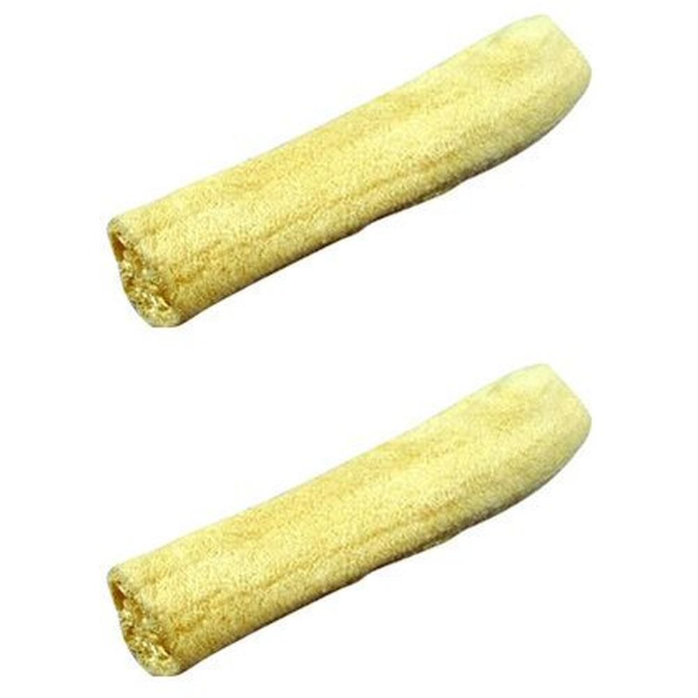 Zwei längliche, gelbliche Luffa-Gurken, auf weißem Hintergrund. Die Enden sind abgerundet.