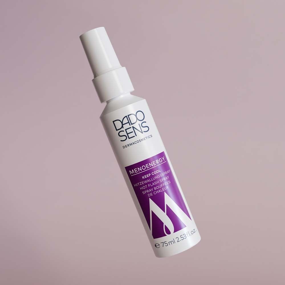 Eine weiße Sprühflasche mit lila Etikett. Aufschrift: DADO SENS Menoenergy Keep Cool Hitzewallungsspray.