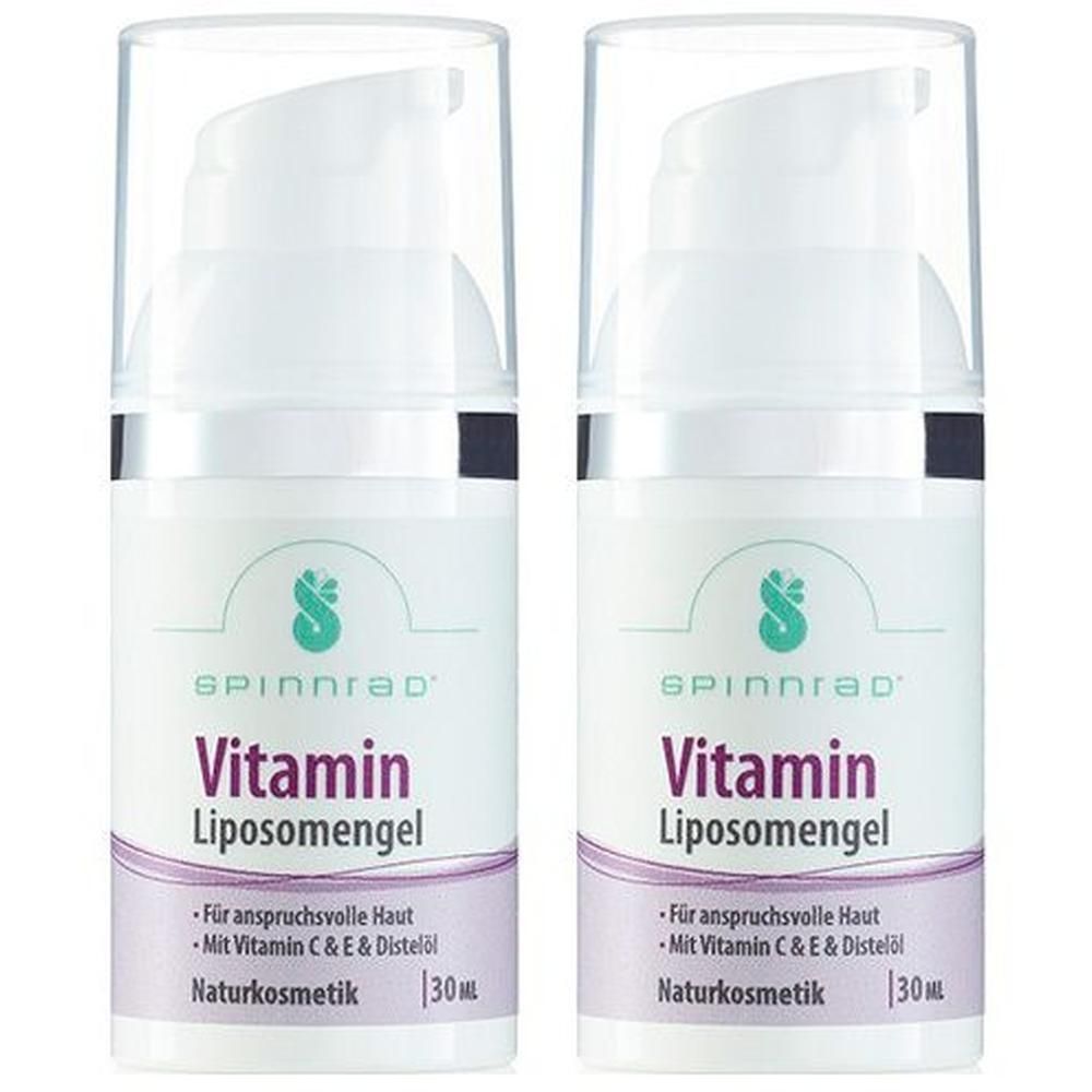 Zwei Flaschen Spinnrad Vitamin Liposomengel. Weiße Flaschen mit Pumpaufsatz. Text: Vitamin Liposomengel, Naturkosmetik, 30ml.