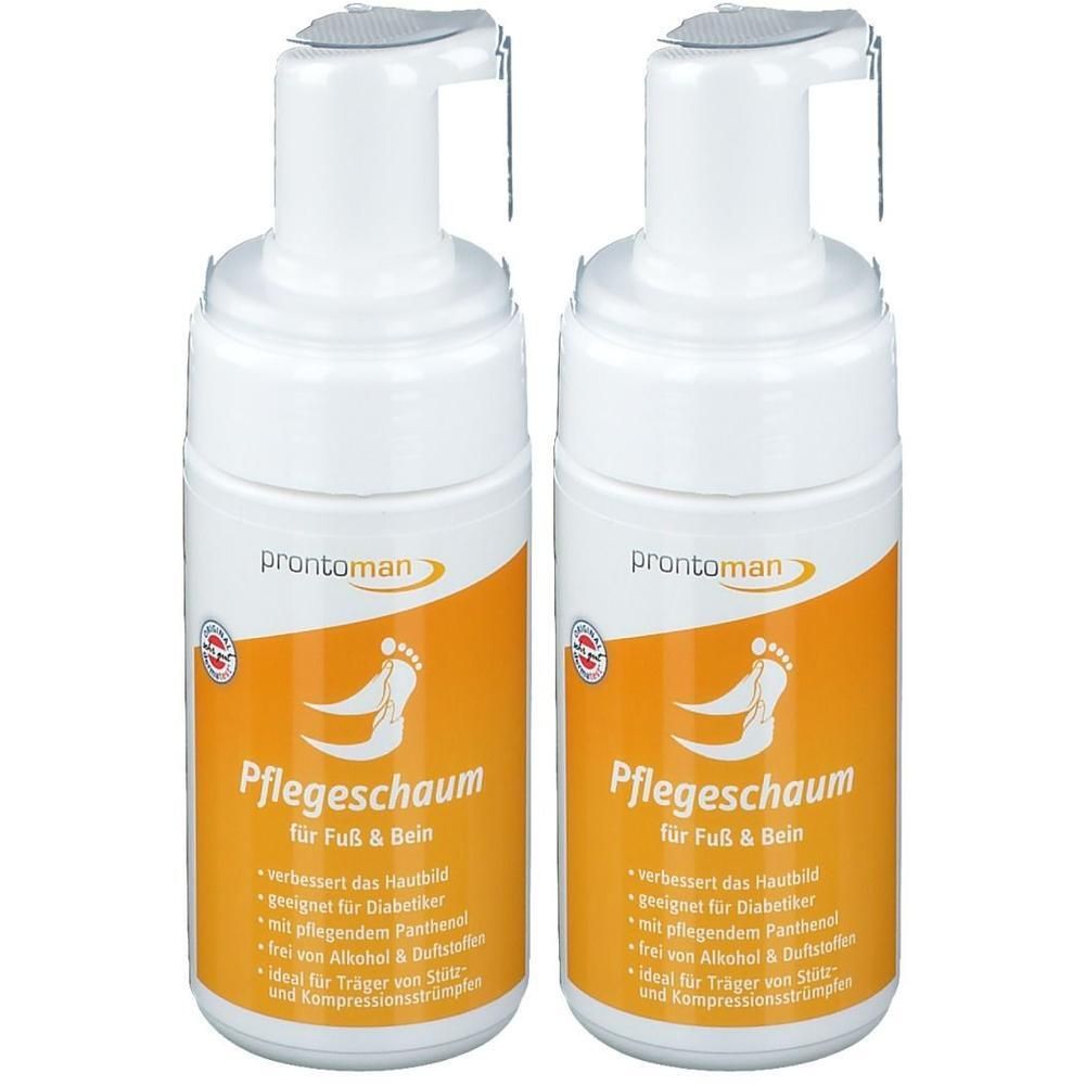 Zwei weiße Flaschen ProntoMan Pflegeschaum. Orangefarbene Etiketten mit Produktnamen und Fußsymbol. Graue Pumpköpfe.