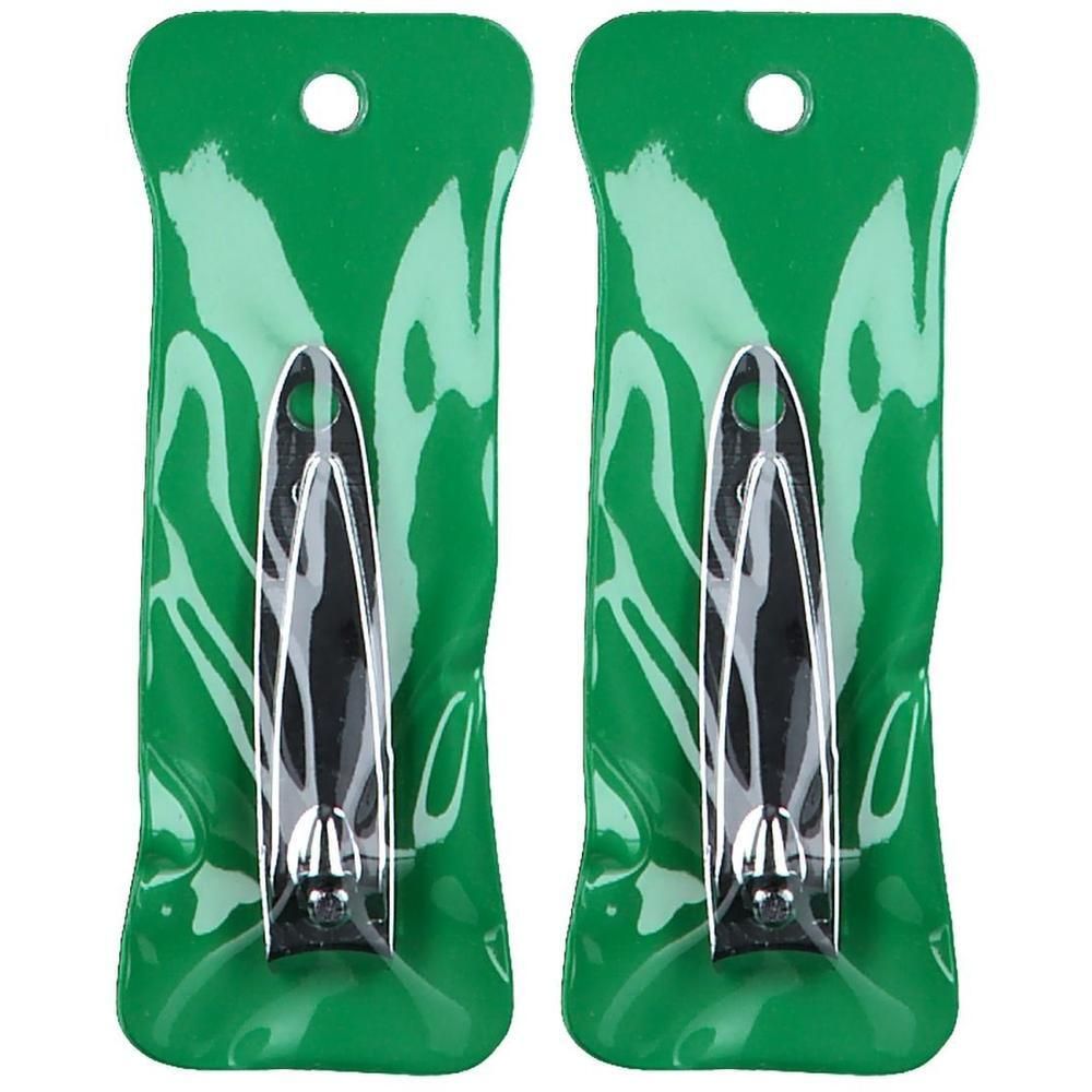Zwei verchromte Nagelknipser in grüner Verpackung. Die Knipser sind silberfarben und in einer grünen, bedruckten Folie verpackt.