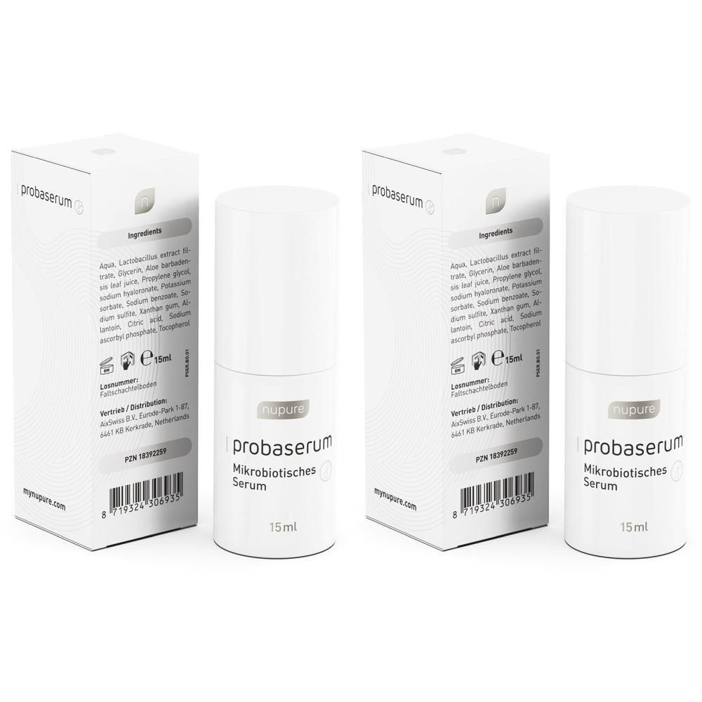 Zwei weiße Flaschen und Verpackungen. Aufschrift: probaserum, mikrobiotisches Serum, 15ml. Auf den Verpackungen sind Inhaltsstoffe und Logos abgebildet.