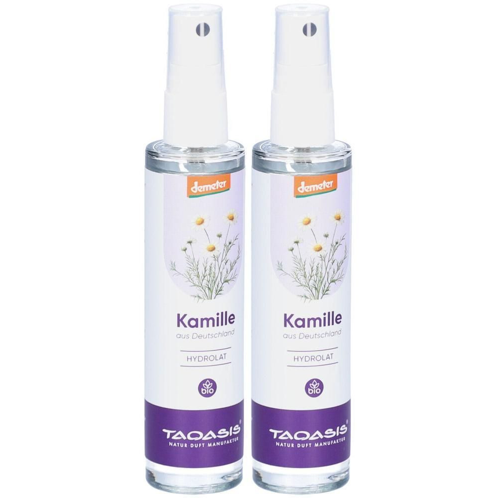 Zwei Sprühflaschen mit weißem Sprühkopf. Aufschrift: Kamille, Hydrolat, Demeter-Logo, TAOASIS.