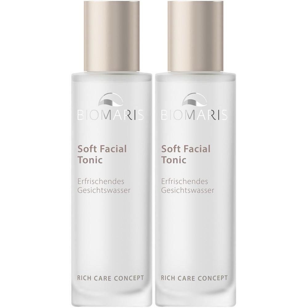 Zwei Flaschen BIOMARIS Soft Facial Tonic. Klare, zylindrische Flaschen mit silberfarbenen Deckeln. Beschriftung: Soft Facial Tonic, Erfrischendes Gesichtswasser.