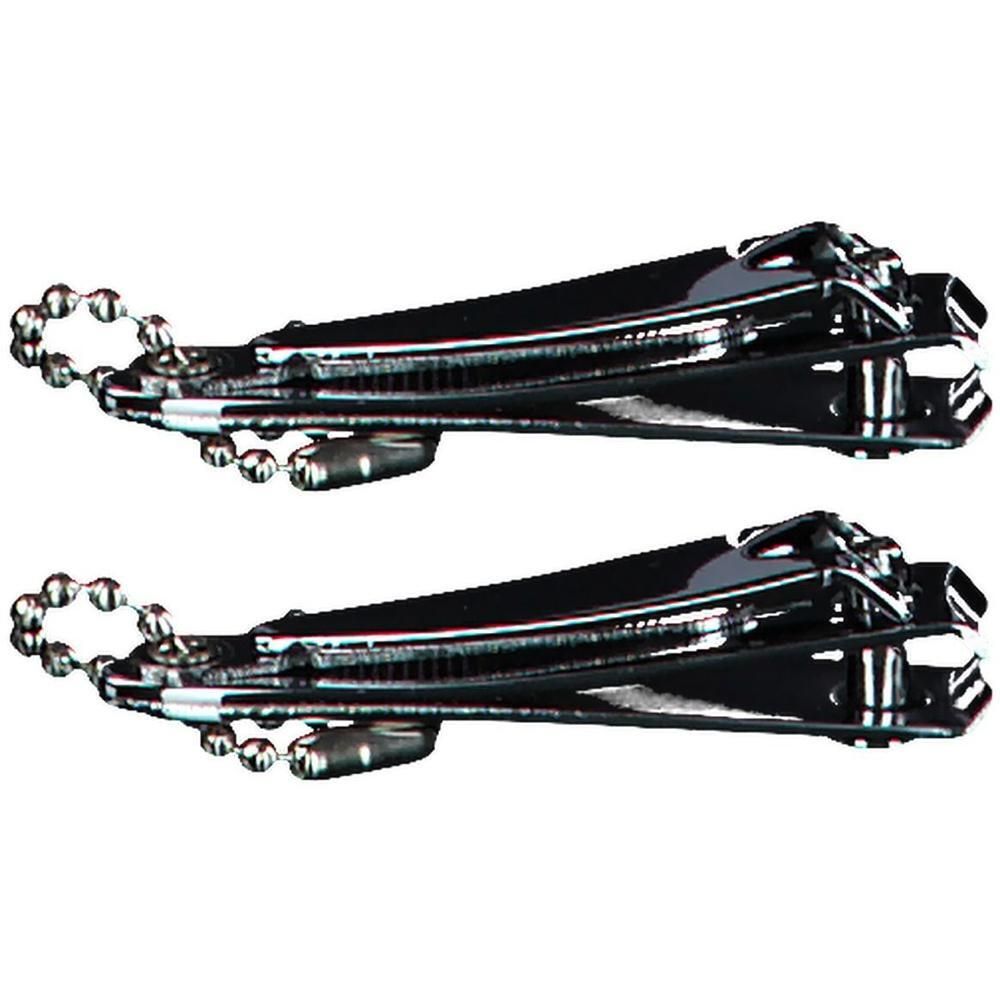 Zwei metallfarbene Nagelknipser mit Kettchen. Die Knipser sind glänzend und haben eine gebogene Form.