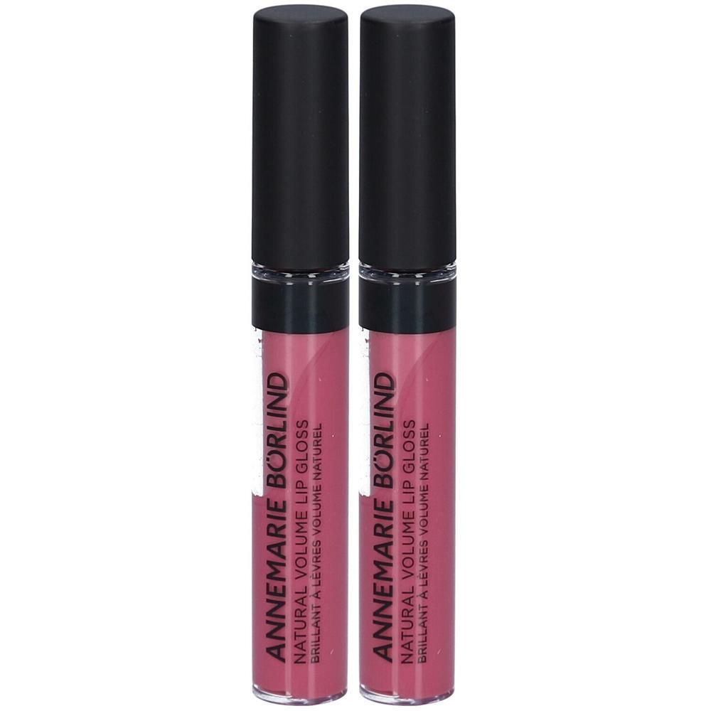 Zwei Lipgloss-Tuben mit schwarzem Deckel. Aufschrift: ANNEMARIE BÖRLIND NATURAL VOLUME LIP GLOSS. Farbe: Snuggle Berry.