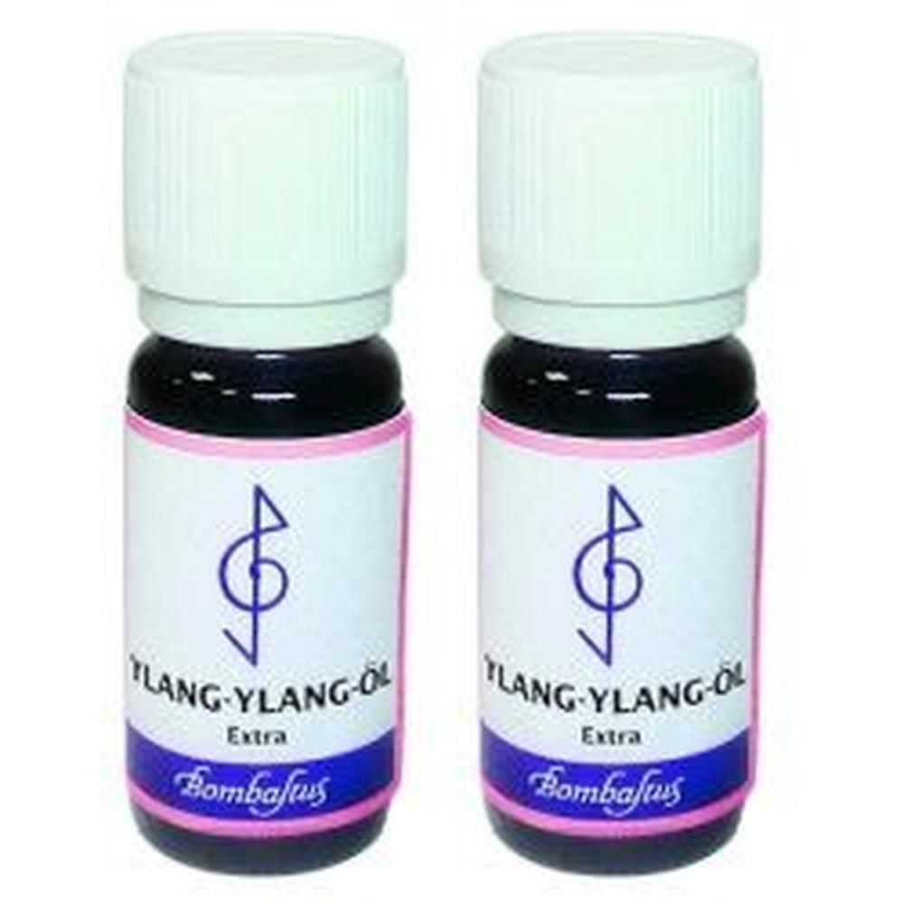Zwei Flaschen Ylang-Ylang-Öl mit weißen Deckeln und Etiketten. Aufschrift: Ylang-Ylang-Öl Extra, Bombaflus.