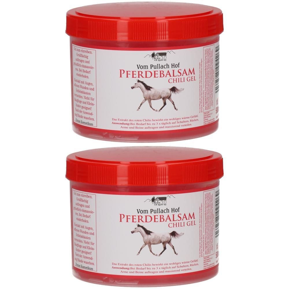 Zwei rote Tiegel mit Deckel. Aufschrift: Vom Pullach Hof, Pferdebalsam Chili Gel. Abbildung eines Pferdes.