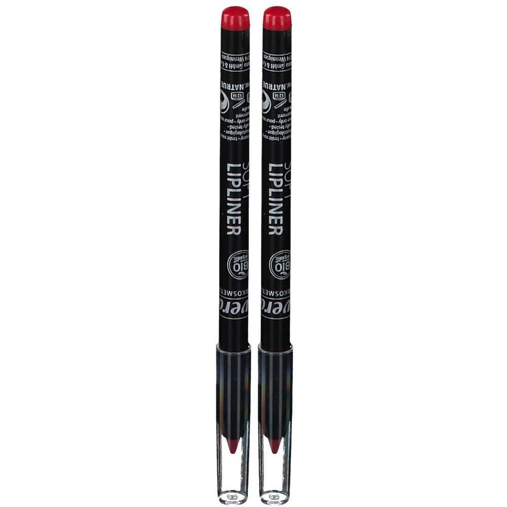 Zwei rote Lipliner-Stifte. Schwarzer Schaft mit weißer Schrift. Aufschrift: SOFT LIPLINER. Marke: lavera. Mit Bio-Siegel.