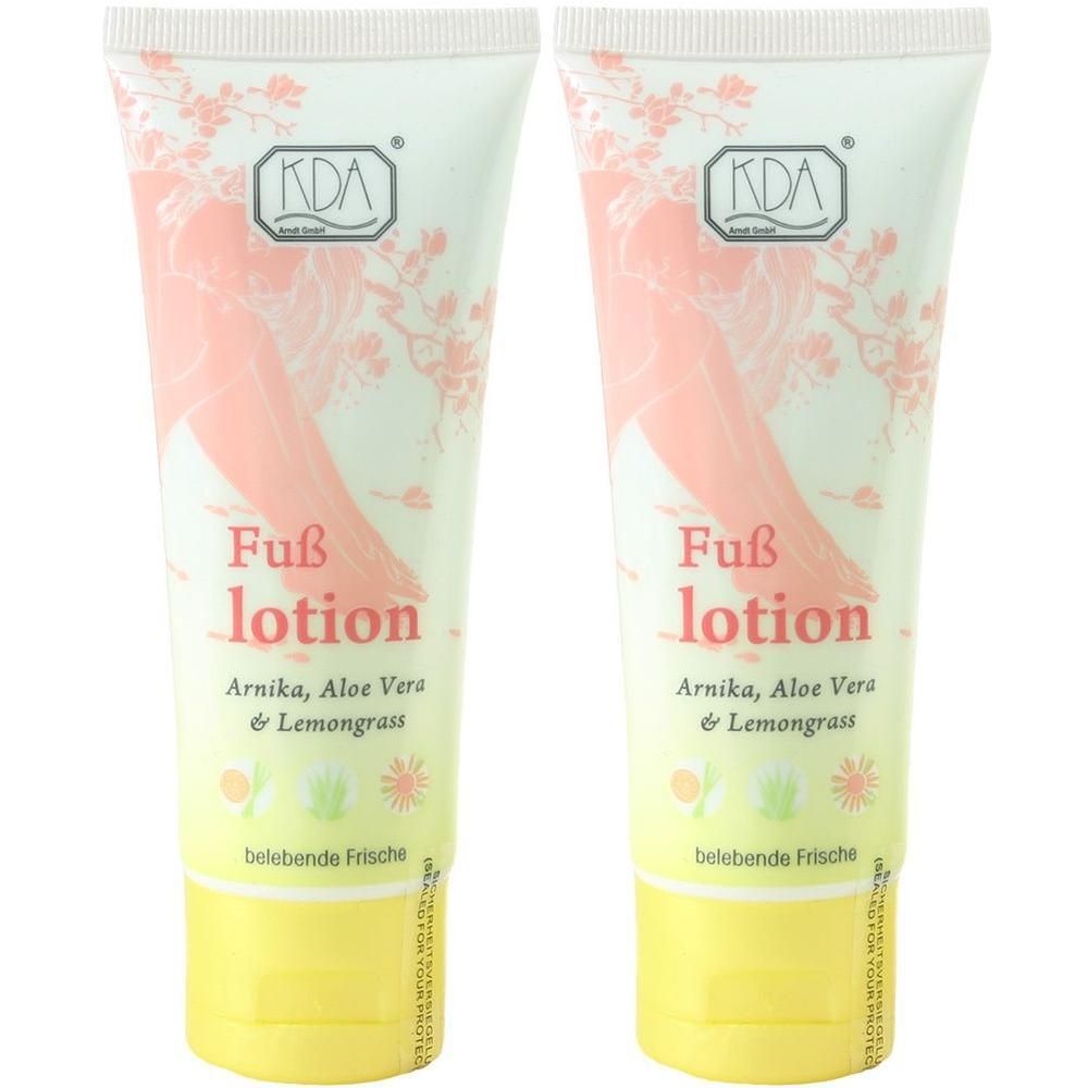 Zwei Tuben Fußlotion. Aufschrift: KDA, Fußlotion, Arnika, Aloe Vera & Lemongrass. Gelbe Kappe, weißer Tubenkörper mit floralem Design.