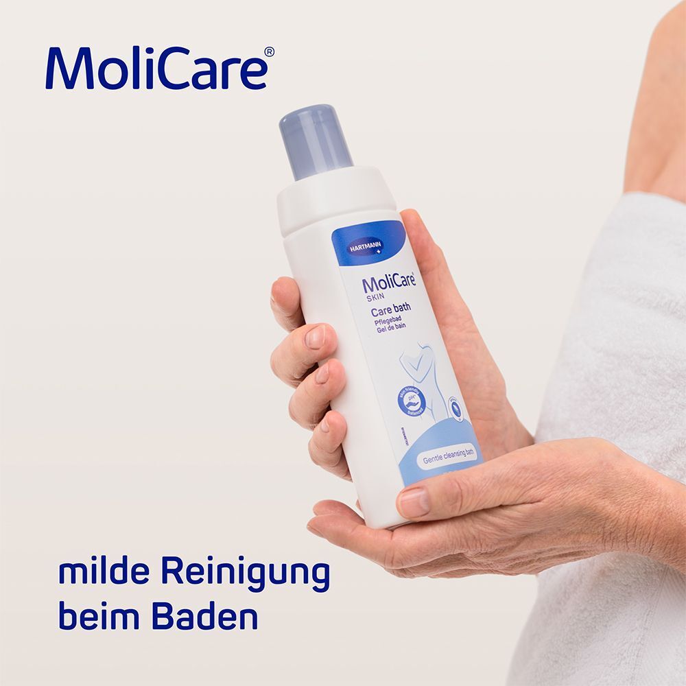 Eine weiße Flasche mit blauem Deckel. Aufschrift: MoliCare Skin Care bath. Flasche wird von einer Hand gehalten.