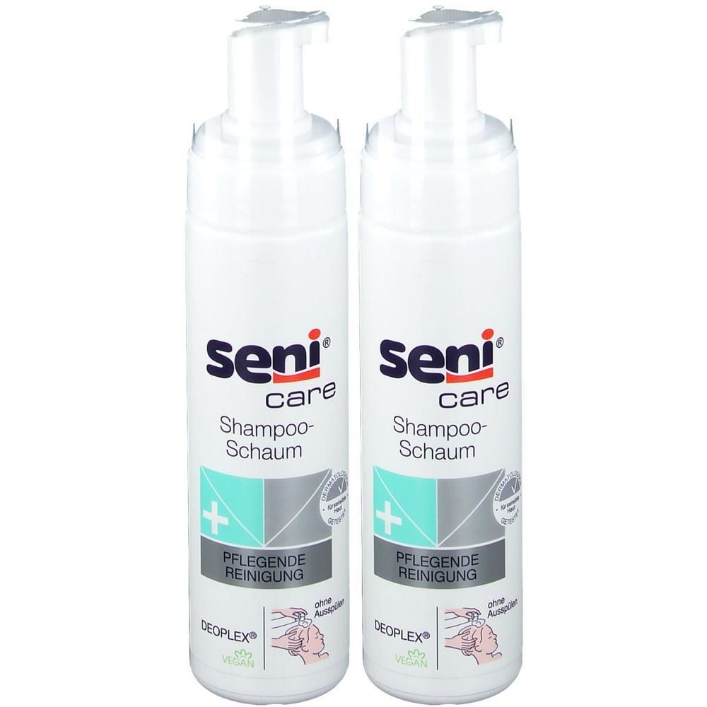 Zwei weiße Flaschen mit Pumpaufsatz. Aufschrift: Seni care Shampoo-Schaum. Mit grünen und grauen Elementen. Text: Pflegende Reinigung, Deoplex.
