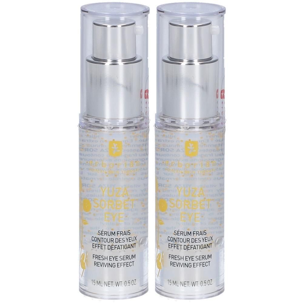 Zwei Flakons Erborian Yuza Sorbet Eye. Transparente Flakons mit silberfarbenen Pumpköpfen. Beschriftung: Yuza Sorbet Eye, Fresh Eye Serum, Reviving Effect.