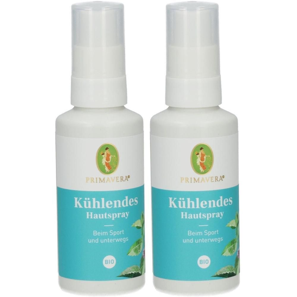 Zwei weiße Sprühflaschen mit blauem Etikett. Aufschrift: KÜHLENDES Hautspray, PRIMAVERA, BIO. Für Sport und unterwegs.