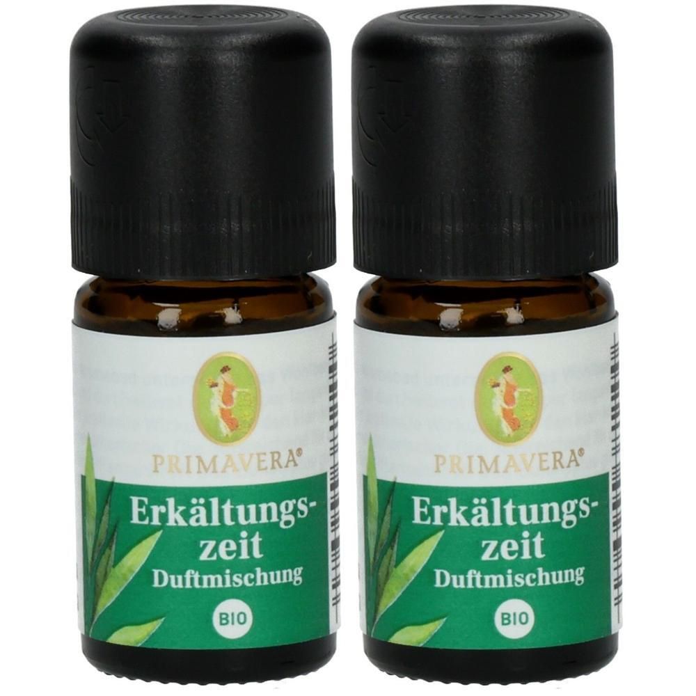 Zwei kleine braune Glasflaschen mit schwarzen Deckeln. Auf den Etiketten steht "ERKÄLTUNGSZEIT Duftmischung Bio" und "PRIMAVERA".