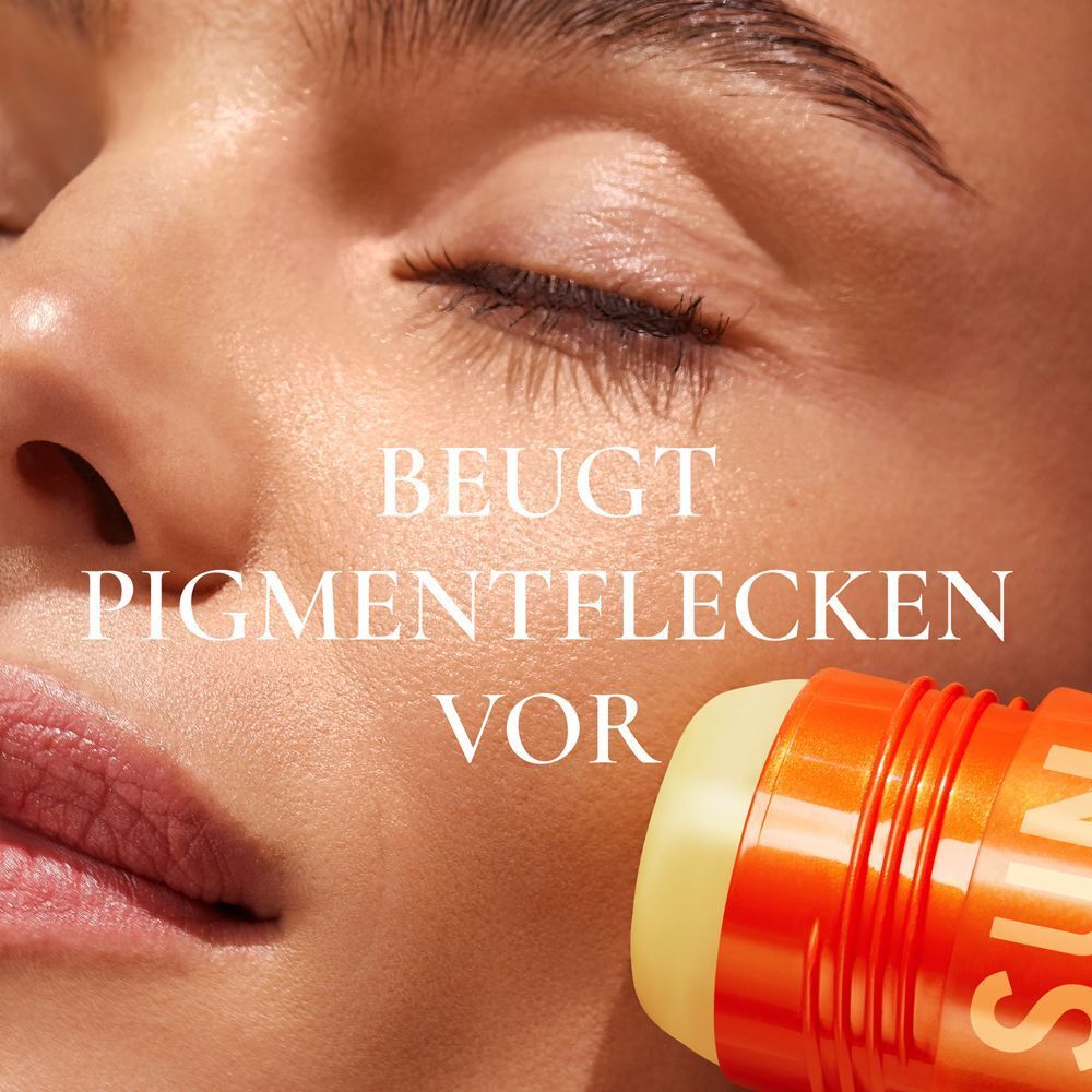 Nahaufnahme eines Gesichts mit geschlossenen Augen und einem NUXE SUN Sonnenstick Serum LSF50+.