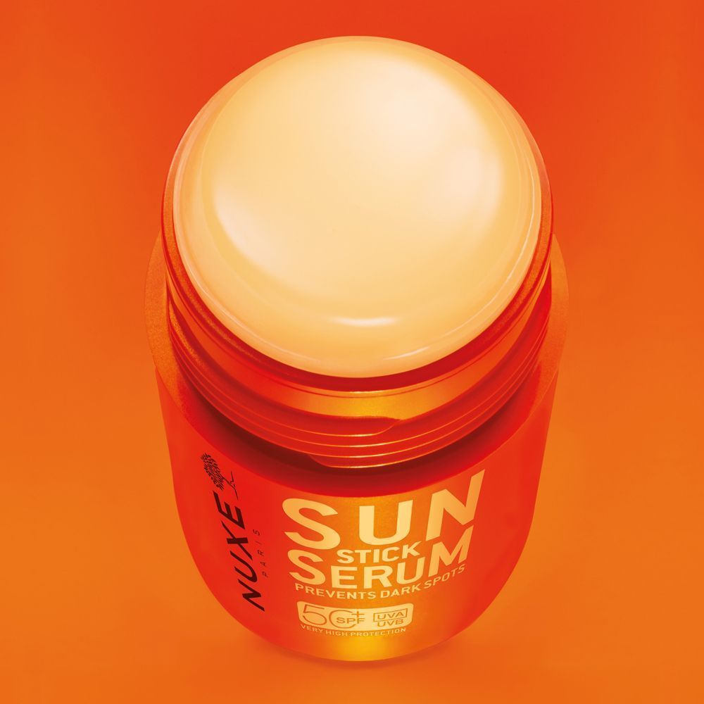 Oberansicht eines geöffneten NUXE SUN Sonnenstick Serums LSF50+ mit gelblicher Textur.
