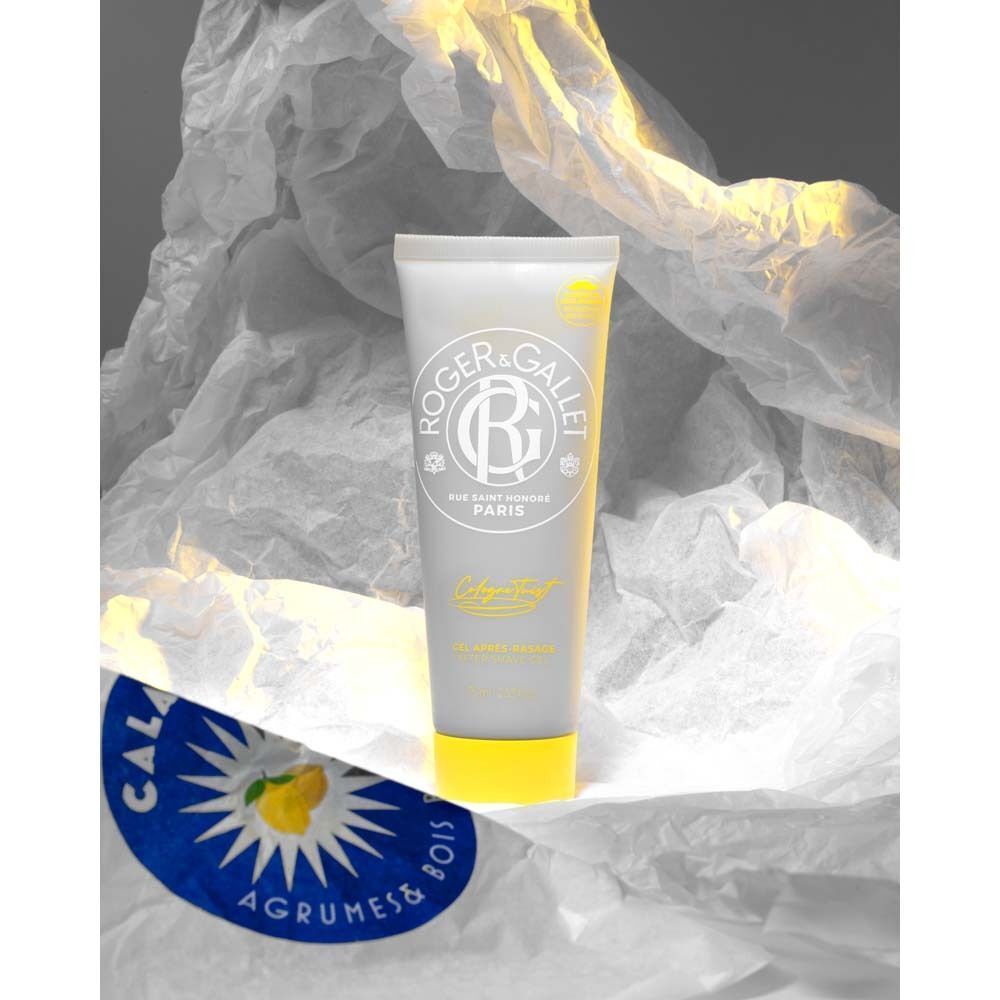 ROGER&GALLET After-Shave Gel Tube. Graue Tube mit gelbem Deckel. Auf zerknittertem Papier. Logo und Text in Weiß und Gelb.