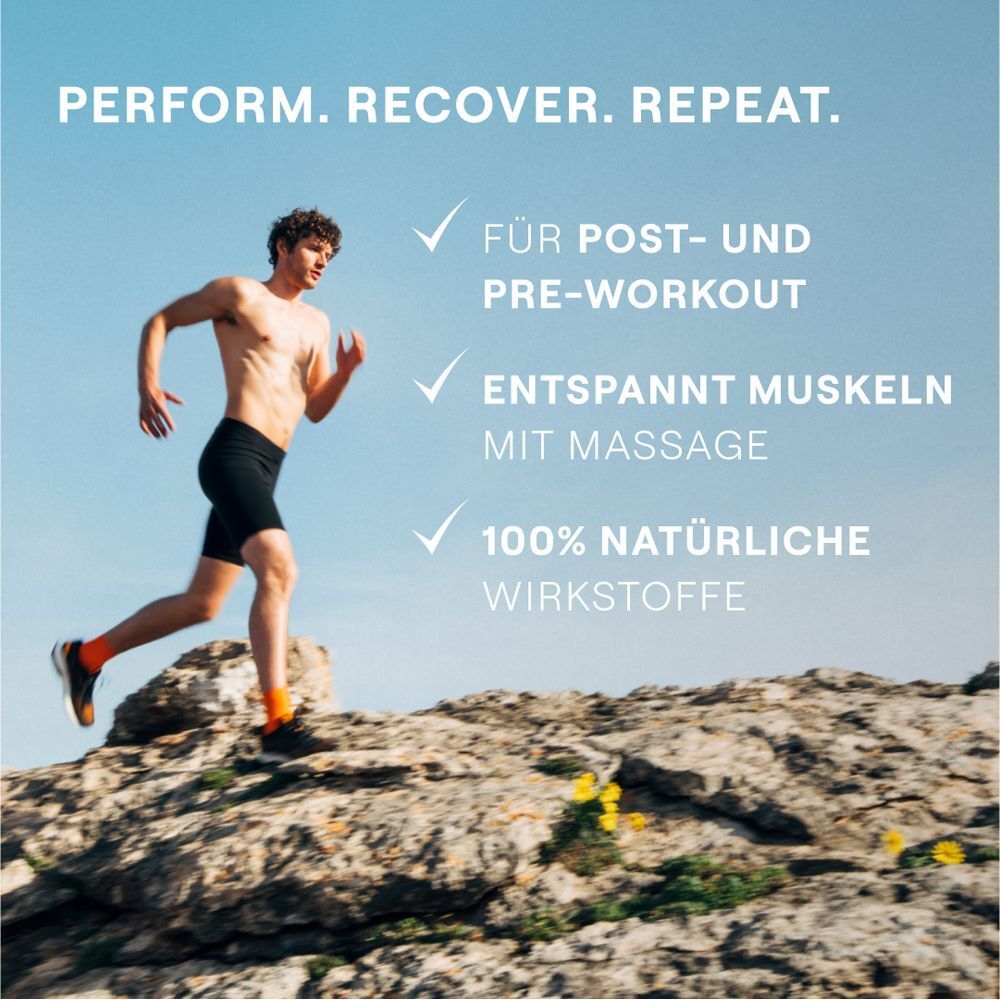 Mann rennt auf Felsen. Text: PERFORM. RECOVER. REPEAT. Text: FÜR POST- UND PRE-WORKOUT, ENTSPANNT MUSKELN MIT MASSAGE, 100% NATÜRLICHE WIRKSTOFFE.