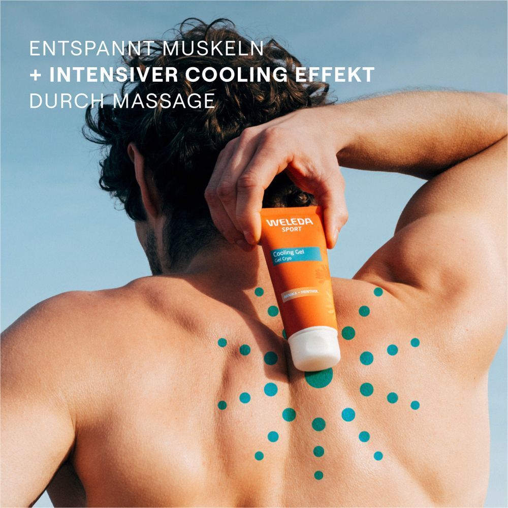 Mann massiert seinen Rücken mit WELEDA Sport Kühlgel Arnika. Text: ENTSPANNT MUSKELN + INTENSIVER COOLING EFFEKT DURCH MASSAGE.