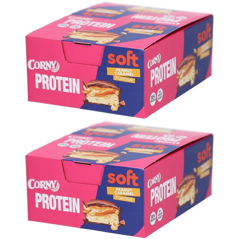 Zwei rosa Kartons mit "Corny Protein"-Schriftzug. Aufschrift "soft Peanut Caramel Flavour". Abgebildet ist ein Riegel.